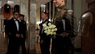 Lietuvos kariuomenės vadas šalies karininkijos žiedą tradiciškai pakvietė į pokylį Kauno įgulos karininkų ramovėje.