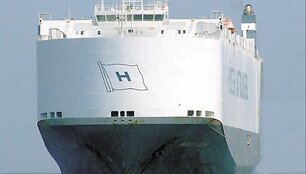 Motorlaivis &bdquo;Hoegh Delhi&ldquo; penktadienį i&scaron; Klaipėdos į Venesuelą i&scaron;gabeno 535 traktorius ir 22 sunkvežimius, pagamintus Minske.