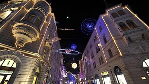 Slovėnijos sostinės Liublianos senamiestyje dangų nu&scaron;vietė kalėdinis kosmosas.