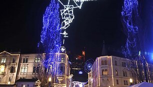 Slovėnijos sostinės Liublianos senamiestyje dangų nu&scaron;vietė kalėdinis kosmosas.