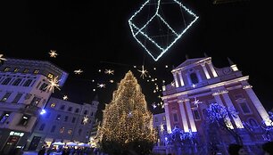 Slovėnijos sostinės Liublianos senamiestyje dangų nu&scaron;vietė kalėdinis kosmosas.