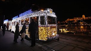 Budape&scaron;to gatvėmis kursuoja i&scaron;puo&scaron;tas tramvajus.