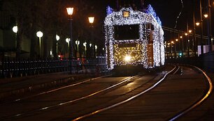 Budape&scaron;to gatvėmis kursuoja i&scaron;puo&scaron;tas tramvajus.