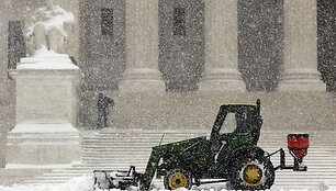 Rytinėje Amerikos pakrantėje, siaučiant sniego audroms, vietomis i&scaron;krito iki 40 cm sniego, nutrauktas elektros energijos tiekimas, paralyžiuotas eismas. 