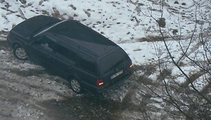 6 pažeidėjai &ndash; 2 &bdquo;Volswagen&ldquo;, BMW, &bdquo;Audi&ldquo;, &bdquo;Mercedes&ldquo; ir &bdquo;Mitsubishi Pajero&ldquo;, važinėję per pievas bei pėsčiųjų takus.