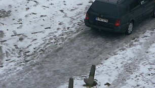 6 pažeidėjai &ndash; 2 &bdquo;Volswagen&ldquo;, BMW, &bdquo;Audi&ldquo;, &bdquo;Mercedes&ldquo; ir &bdquo;Mitsubishi Pajero&ldquo;, važinėję per pievas bei pėsčiųjų takus.