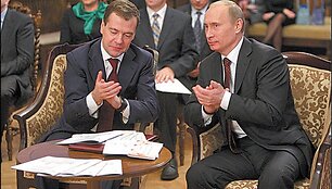 Rusijos tandemas: premjeras V.Putinas (de&scaron;inėje) ir prezidentas D.Medvedevas.