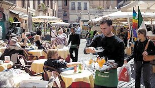 Italai pietų pertraukas leidžia kavinėse.