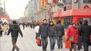 Kinija grėsmingai artėja prie Japonijos, turinčios antrą pagal dydį ekonomiką pasaulyje.