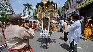 Kvala Lumpūre, Malaizijos sostinėje, &scaron;venčiamas kasmetinis &bdquo;Thaipusam&ldquo; festivalis. Jis skirtas paminėti jauniausio dievo &Scaron;ivos ir jos žmonos deivės Parvatės sūnaus Murugano gimimą.