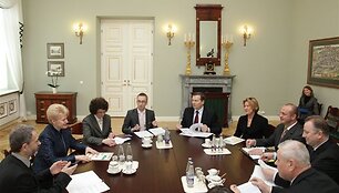 Vietos savivaldos modelius ir tiesioginių merų rinkimų įgyvendinimo galimybes &scaron;alies vadovė aptarė su Savivaldybių asociacijos atstovais.