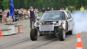 Aivaras &Scaron;tikelis, specialios konstrukcijos automobilio &bdquo;BMW&ldquo; (variklio galingumas vir&scaron; 850 arklio galių) vairuotojas, trasą įveikė per 9,92 s.