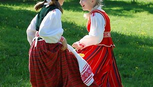Tautiniais drabužiais pasidabinusios &scaron;okėjos 