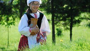 Tautiniais drabužiais pasipuo&scaron;usi mergaitė 