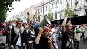 Tradicinė VU dėstytojų ir studentų eisena i&scaron; Savivaldybės aik&scaron;tės Gedimino prospektu, &Scaron;ventaragio, Pilies ir &Scaron;v. Jono gatvėmis link Universiteto Centrinių rūmų.