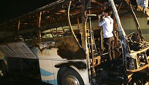 Kinijoje užsiliepsnojo autobusas. 