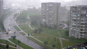 Lietus Vilniuje, Fabijoni&scaron;kėse, i&scaron; 12 auk&scaron;to. 