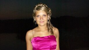 I&scaron;leistuvių suknele pasipuo&scaron;usi Sandra