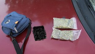 Pakruojo policija rado kontrabandinių rūkalų ir narkotikų.