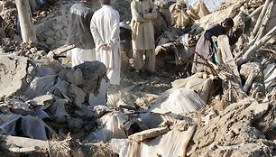 Pakistano žemės drebėjimo aukų gali būti daugiau nei 300.