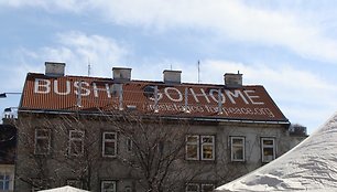 „Bush, go home“ (Bushai, važiuok namo“ – liet.).