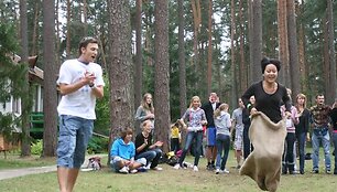 ISM Vadybos ir ekonomikos pirmakursiai susipažino &bdquo;fuksų&ldquo; žygyje.
