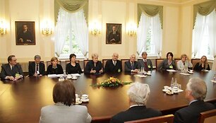 Prezidentė Dalia Grybauskaitė su menų akademijų atstovais aptarė auk&scaron;tojo mokslo finansavimo, priėmimo į menų studijas problemas. 