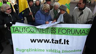 Prie Prezidentūros &ndash; protesto akcija dėl padėties Ukmergės &scaron;ilumos ūkyje.