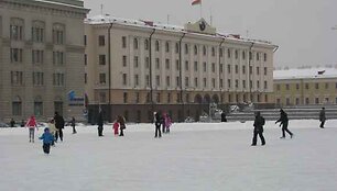 Baltarusijoje vyksiančių &scaron;alies vadovo rinkimų i&scaron;vakarėse vieni žvalgosi kandidatų stenduose, kiti renkasi čiuožinėjimą ant ledo.