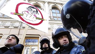 Protestuojantis jaunimas reikalauja &scaron;alies &scaron;vietimo ir sporto reikalų ministro Dmitrijaus Tabačnyko atsistatydinimo. 