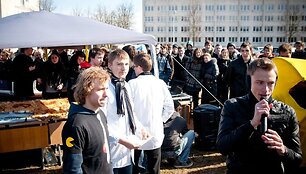 KTU InfoSA nariai i&scaron;kepė didžiausią studenti&scaron;ką picą.