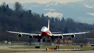 Ilgiausias keleivinis lėktuvas &bdquo;Boeing 747-8 Intercontinental&ldquo;  atliko pirmąjį skrydį.