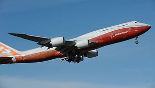 Ilgiausias keleivinis lėktuvas &bdquo;Boeing 747-8 Intercontinental&ldquo;  atliko pirmąjį skrydį.