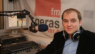 &bdquo;Geras FM&ldquo; vadovas Evaldas teigia suspėjantis viską &ndash; ir laidas vesti, ir žinias skaityti, ir pamokyti jaunąją kartą eterio paslapčių.
