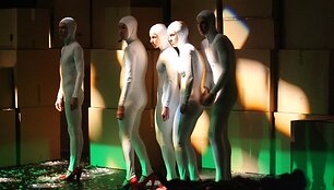 Aktoriai vaidina su raudonais auk&scaron;takulniais. &Scaron;okti su jais, anot teatro kolektyvo, reikia įgūdžių.