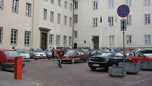 Stovėjimo aik&scaron;telė prie Vilniaus centrinių rūmų.