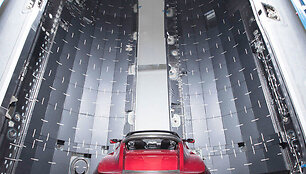 Elonas Muskas parodė, kaip atrodo vy&scaron;ninis &bdquo;Tesla Roadster&ldquo;, ruo&scaron;iamas paleidimui į kosmosą. 