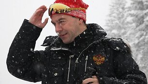 D.Medvedevas pasirengęs slidinėti.