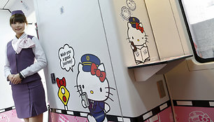 Greitasis traukinys, papuoštas „Hello Kitty“ atvaizdais