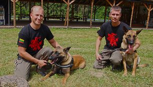 Karo inžinierių kinologai su tarnybiniais &scaron;unimis pademonstravo savo galimybes &scaron;unų meistri&scaron;kumo varžybose.