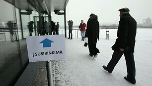 Žmonės į &bdquo;Žalgirio&ldquo; arenos komercines patalpas ėmė rinktis apie 15 valandą.