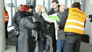 Žmonės į &bdquo;Žalgirio&ldquo; arenos komercines patalpas ėmė rinktis apie 15 valandą.