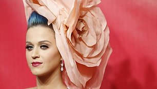 JAV įrašų akademijos „MusiCares“ apdovanojimuose Katy Perry pakerėjo elegantišku stiliumi.