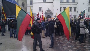 Akimirka prie&scaron; eitynes