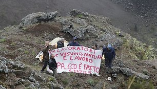 Šis šešetas kartu su dar 49 bendradarbiais prarado darbą 2008-aisiais, kai bendrovė „Vesuvius, Nature and Work“ buvo uždaryta.