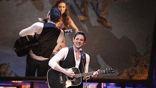 Steve'as Kazee &bdquo;Tony&ldquo; apdovanojimų metu atlieka i&scaron;trauką i&scaron; miuziklo &bdquo;Kartą&ldquo;.