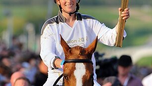 Zara Phillips ne&scaron;a olimpinę ugnį
