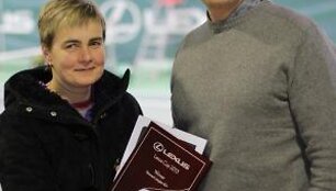 40+ grupės I vietos laimėtoja Piret Ilves ir &bdquo;Lexus Vilnius&ldquo; vadovas Edmundas Povilauskas