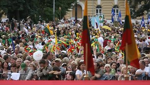 Ceremonijos žiūrovai atsinešė lietuviškos atributikos.