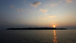 Vienam gražiausių žemės kampelių, Maldyvams gresia rimtos problemos dėl klimato kaitos.  Kylantis vandens lygis kėsinasi užlieti &scaron;į salyną.